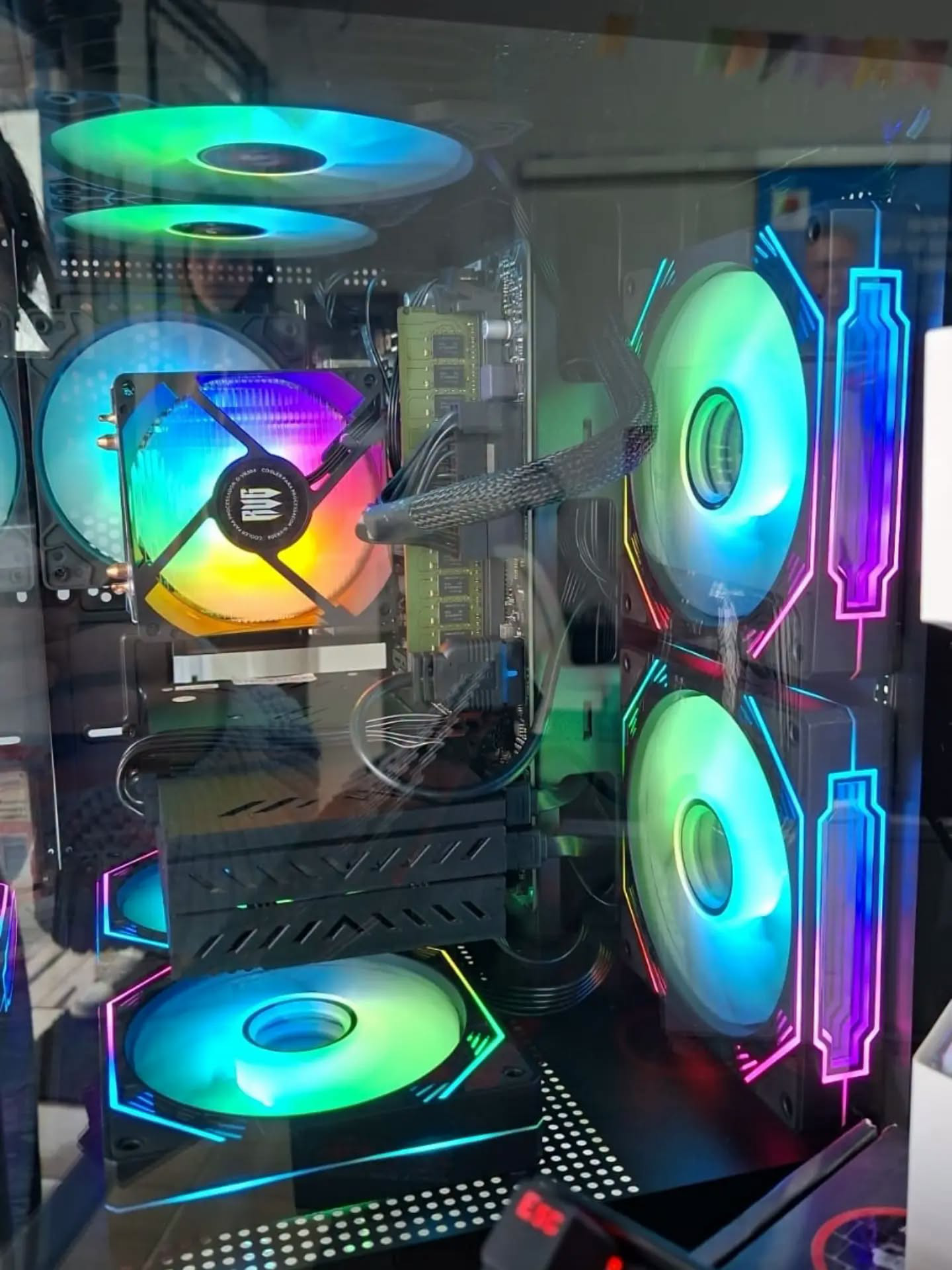 Detalhe interno de gabinete gamer com iluminação RGB à venda na Infotech Corbélia